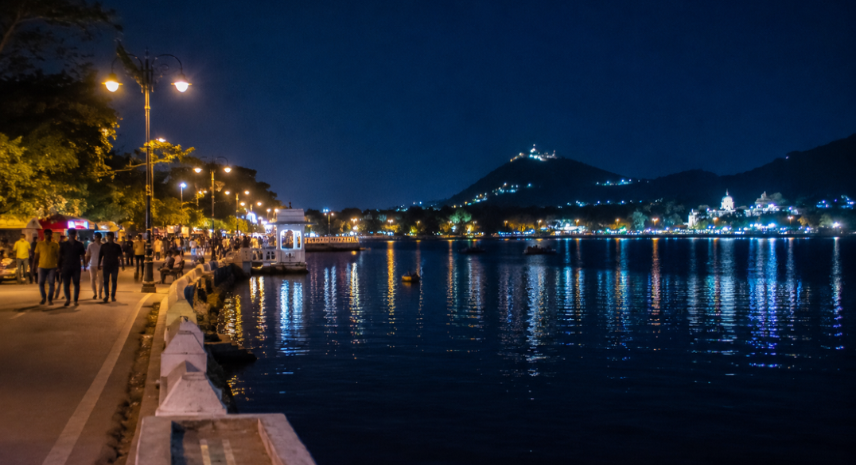 Fateh Sagar Lake at Night – Best Evening Hangout Spot